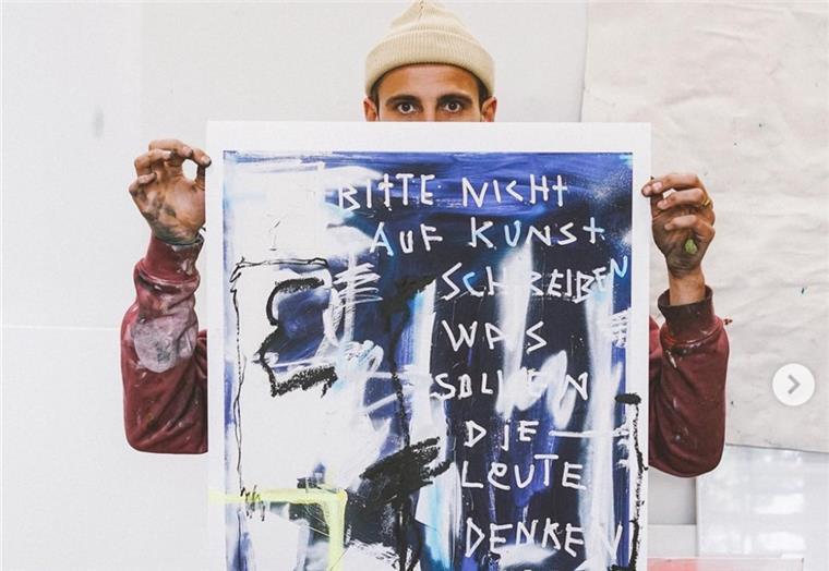 Etliche Käufer von Kliemanns Kunstdruck wollen flott Kasse machen Ein Mann hält einen Kunstdruck in der Hand.
