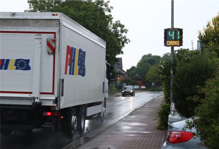 41 Kilometer pro Stunde fährt der weiße Lastwagen laut dem Display, das der Bürgerverein Burhave angeschafft hat. Wenn es nach dem Verein ginge, dürfte er maximal mit Tempo 30 durch den Ort fahren. Lorenz