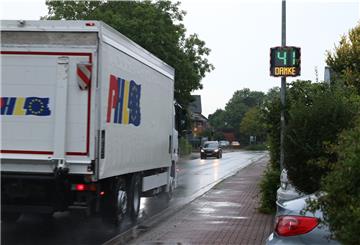 41 Kilometer pro Stunde fährt der weiße Lastwagen laut dem Display, das der Bürgerverein Burhave angeschafft hat. Wenn es nach dem Verein ginge, dürfte er maximal mit Tempo 30 durch den Ort fahren. Lorenz