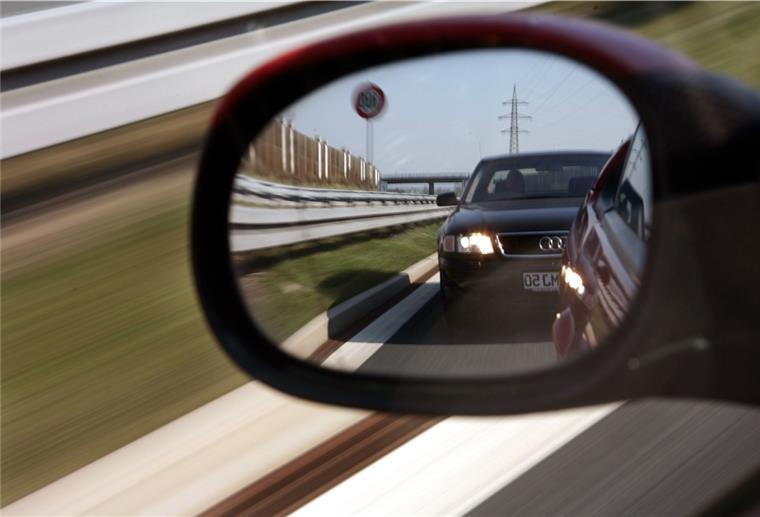 Tschüss Drängler: Sicher ans Urlaubsziel 41 Prozent der deutschen Autofahrer drängeln laut einer aktuellen Umfrage auf der Autobahn.