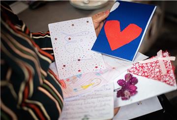 42 Briefe von Kinderhand geschrieben und bemalt hat der Verein gerade bekommen: die Heimkinder aus Bytom - einst Beuthen - freuen sich auf Kontakt nach Bremerhaven und auf kleine Weihnachtspäckchen.