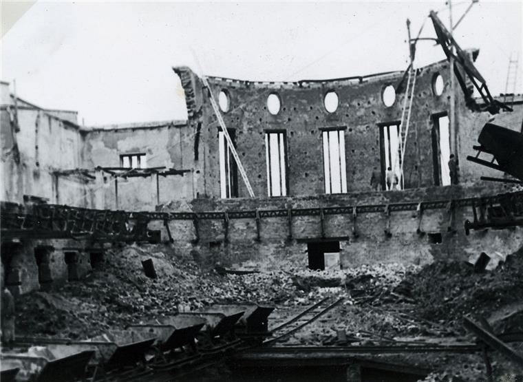 Bremerhavener Bombennacht jährt sich zum 75. Mal 420.000 Stabbrandbomben, 480 Sprengbomben und 31 Minenbomben trafen am 18. September 1944 die Stadt.