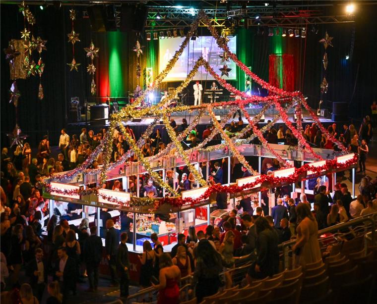 Bremerhaven: So ausgelassen haben die Besucher des Weihnachtszaubers gefeiert 4500 Besucher geben sich in der ausverkauften Stadthalle dem Party-Weihnachtszauber hin.