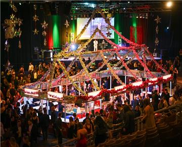 4500 Besucher geben sich in der ausverkauften Stadthalle dem Party-Weihnachtszauber hin.