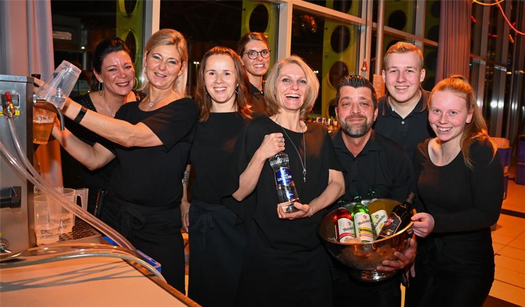 4500 Besucher geben sich in der ausverkauften Stadthalle dem Party-Weihnachtszau...