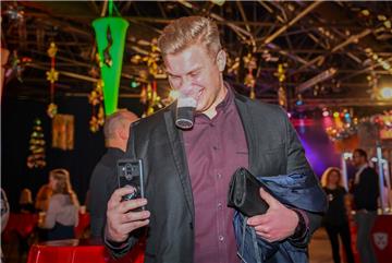 4500 Besucher geben sich in der ausverkauften Stadthalle dem Party-Weihnachtszau...