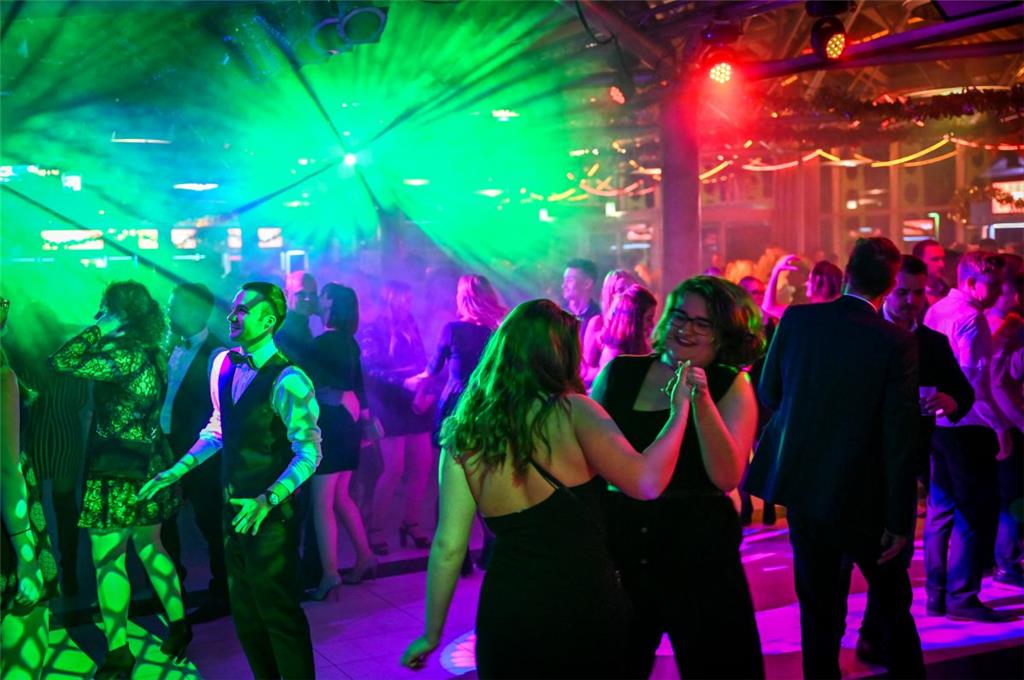 4500 Besucher geben sich in der ausverkauften Stadthalle dem Party-Weihnachtszau...