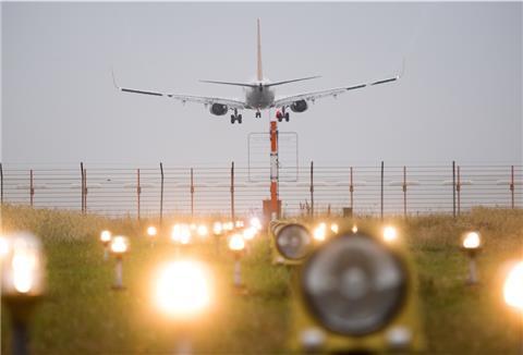 49 schutzbedürftige Menschen waren aus Afghanistan ausgeflogen und nach Frankfurt gebracht worden. Von dort übernahm die Bundeswehr den Transport nach Bremen. In der Hansestadt sollen sie die ersten Tage in der Erstaufnahmeeinrichtung bleiben.