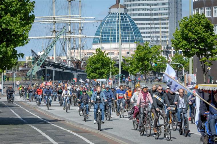 Deshalb rollten so viele Fahrradfahrer durch Bremerhaven 500 Demonstranten auf Rädern forderten am Samstag eine bessere Verkehrssituation für Fahrradfahrer in Bremerhaven. Foto: Masorat