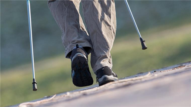 Wenn der Bauch dem Sport im Wege steht - so geht es trotzdem 500 oder 1000 Schritte mehr am Tag sammeln: Das kann ein Vorhaben sein, das einen anspornt, sich im Alltag mehr zu bewegen.