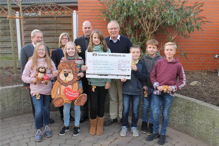 Zeven: Schüler erlaufen 5.000 Euro fürs Kinderhospiz 5.000 Euro hat das St.-Viti-Gymnasium in Zeven an das Kinderhospiz in Syke gespendet. Auf dem Foto sind zu sehen: Ruud Witte, Irmgard Broszeit, Christian Mattick, Heiner Brock (hintere Reihe; von links), Milena Viets, Theresa Elin Luyten, Eleni Solty, Justus Frank, Claas Müller und Lenn Luis Dallmann.