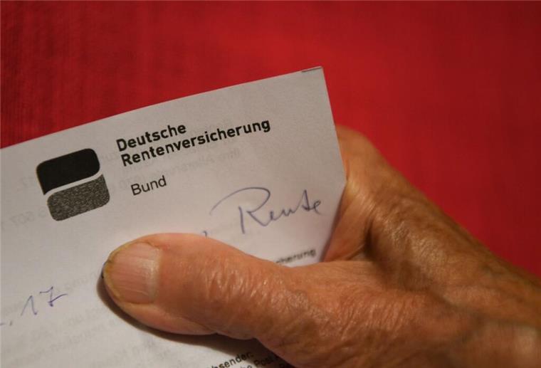 Umfrage: Jeder Vierte will vorzeitig in Rente Eine Rentnerin hält ihren Rentenbescheid in der Hand. (zu dpa: «Umfrage: Jeder Vierte will vorzeitig in Rente»)