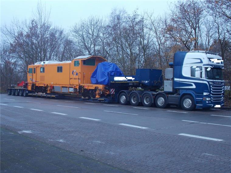 52 Prozent zuviel Achslasten hatte dieser Schwertransport auf der A27 im Cuxland.