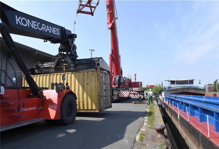 Heuer setzt Binnenschiff für Container-Transport ein 54 Container werden per Binnenschiff aus dem Hafen an die Stromkaje gefahren.