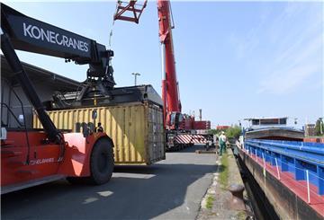 54 Container werden per Binnenschiff aus dem Hafen an die Stromkaje gefahren.