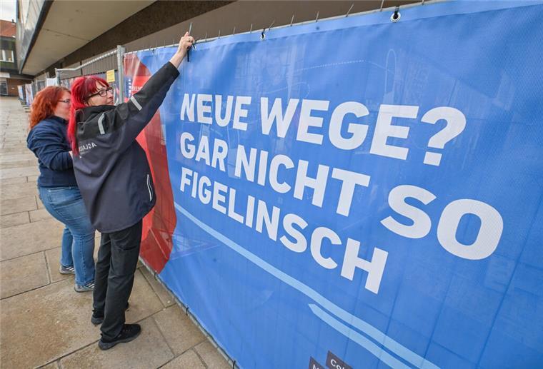 Zaungäste willkommen: Diese Banner infomieren während des Karstadt-Abrisses Neue Hingucker: Die Bauzaun-Banner bei Karstadt sind da