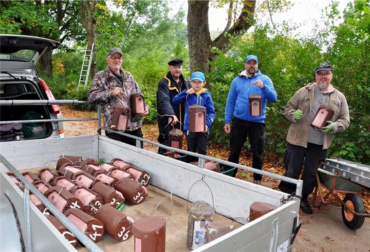 60 neue Nistkästen haben Mitglieder des Naturschutzvereins Nordenham aufgehängt. Unser Bild zeigt (von links) Michael Hesse, Dieter Blumenberg, Dario Nordhausen, Klaus Meyer und Olaf Heimann.