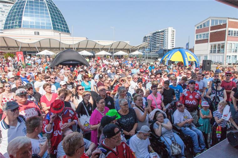 Pinguins-Fans begrüßen ihre Lieblinge vor dem Mediterraneo 600 Fans sind in Bremerhaven zum Mediterraneo gekommen.