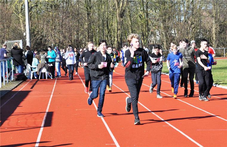 Schüler der Oberschule 1 in Nordenham erlaufen bei Sponsorenlauf 7000 Euro 630 Schülerinnen und Schüler starteten beim Sponsorenlauf der Oberschule 1 in Nordenham
