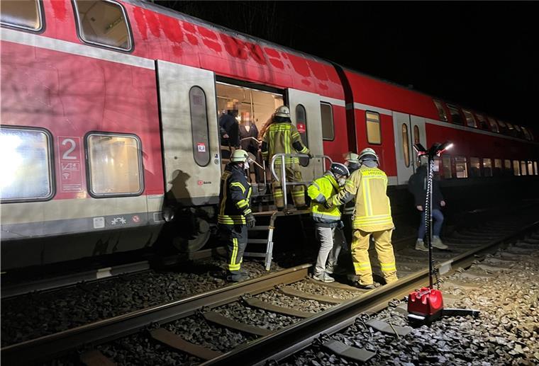 Zwischen Bremerhaven und Bremen: Schaden an der Oberleitung sorgt für Zugausfälle 65 Zugpassagiere rettete die Ortsfeuerwehr Loxstedt am Montagabend in Hohewurth aus einem Zug.