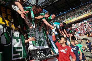 6500 Werder-Fans waren nach Köln mitgereist. Sie sollen ihrem Team auch im Endspiel um den Klassenerhalt gegen Frankfurt helfen. Foto Hitij/dpa