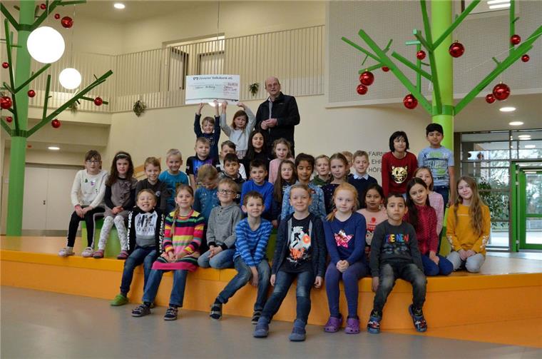 Zeven: Drittklässler laufen 17 Kilometer für guten Zweck 6685,70 Euro hat der Sponsorenlauf der Aue-Mehde-Grundschule in Zeven eingebracht. das Geld übergaben einige der Läufer an Jürgen Naujoks von der Katana-Stiftung.