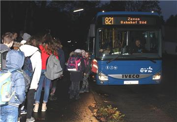 7.26 Uhr in Bademühlen: Wieder einmal ist der Linienbus zu spät. Weil die Straßenbeleuchtung gut 20 Meter hinter dem Einstiegspunkt am Wartehäuschen liegt, müssen die nach Überquerung der viel befahrenen Landesstraße auf dem Radweg wartenden Schüler bei morgendlicher Dunkelheit in die 821 einsteigen. 