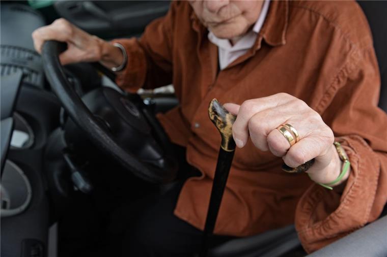 75 Prozent aller Unfälle, an denen Senioren beteiligt sind, werden von ihnen selbst verursacht. Die Versicherungen möchten deshalb Eignungstest für Fahrer ab 75 Jahren einführen.