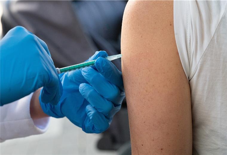 Land Bremen liegt bei Impfquoten vorn Eine Frau wird mit dem Impfstoff von Biontech/Pfizer gegen das Coronavirus geimpft