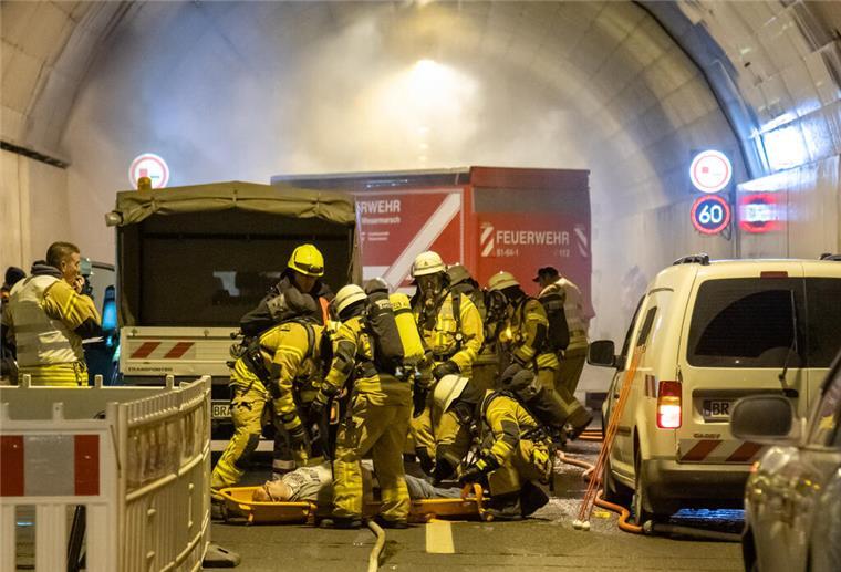 Riesenalarm im Wesertunnel: Unfall, Verletzte - aber alles ist nur eine Übung 80 Verletzte, von Statisten gespielt, mussten aus den Unfallautos im Wesertunnel geborgen werden.