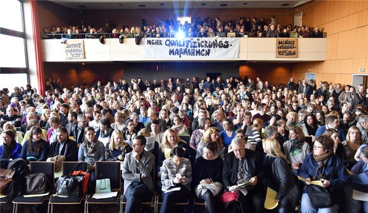 Bremerhaven: Lehrer schlagen Alarm 800 Lehrer kamen zur Personalversammlung in die Geschwister-Scholl-Schule.