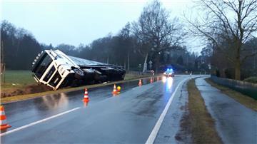 8000 Hähnchen laden im Graben: Warum der Viehtransporter von der Straße abkam, ist noch unklar.