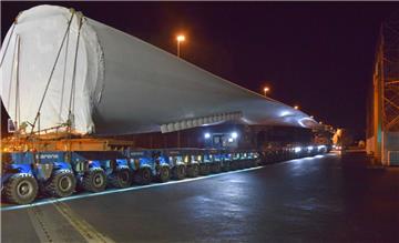 88,4 Meter lang und 34 Tonnen schwer ist das Rotorblatt. Zwei Kilometer musste der Flügel Montagabend vom Labradorhafen bis zur Windrad-Baustelle auf dem Ex-Flugplatz transportiert werden.