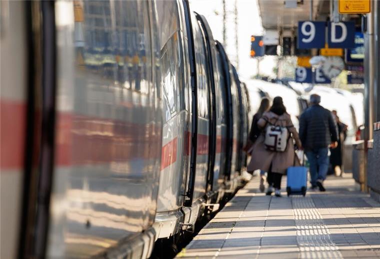 Bremen und Niedersachsen: Züge rollen nach Streikabsage fast problemlos Ein Zug am Bahnsteig