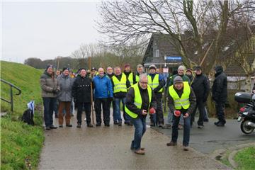 90 Teilnehmer machten mit bei dem spaßigen Boßelwettkampf „Blexen gegen den Rest der Welt“.