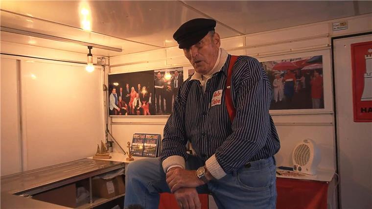 Aale-Dieter (86) denkt noch lange nicht ans Aufhören Aale-Dieter, der mit bürgerlichen Namen Dieter Bruhn heißt, steht in seinem Verkaufswagen (Archivbild).