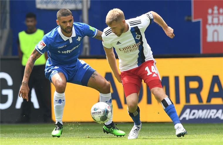 98. Minute: HSV wendet Blamage ab Aaron Hunt (rechts) rettete den HSV mit einem verwandelten Elfmeter in der 98. Minute.