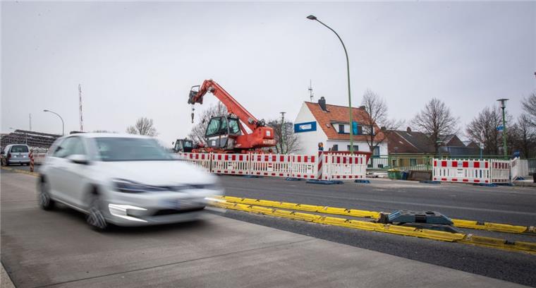 Bremerhaven: Die Kennedybrücke ist bald wieder komplett frei Ab 1. April sollen wieder alle Fahrspuren auf der Kennedybrücke in Bremerhaven zur Verfügung stehen. Separate Fahrradwege wird es nicht geben. Radfahrer dürfen den Gehweg mitbenutzen. Dort haben allerdings Fußgänger den Vorrang.