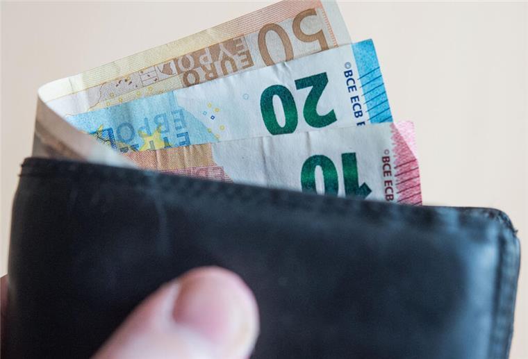 Neue Minijob-Regel gilt seit Jahresbeginn: Worauf Beschäftigte jetzt achten müssen Geldscheine ragen aus einer Geldbörse. Eine neue Minijob-Regel sorgt für eine Gehaltsanpassung.