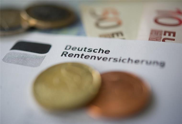 ILLUSTRATION - 21.06.2012, Baden-Württemberg, Stuttgart: Versicherte zahlen mehr freiwillig in Rentenkasse ein (zu dpa: «Renten für Frauen liegen in MV über Bundesdurchschnitt») Foto: Marijan Murat/dpa +++ dpa-Bildfunk +++