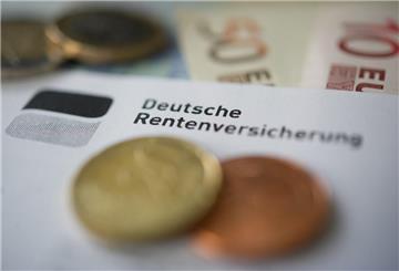 ILLUSTRATION - 21.06.2012, Baden-Württemberg, Stuttgart: Versicherte zahlen mehr freiwillig in Rentenkasse ein (zu dpa: «Renten für Frauen liegen in MV über Bundesdurchschnitt») Foto: Marijan Murat/dpa +++ dpa-Bildfunk +++