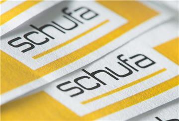 Mehrere Zettel mit der Aufschrift Schufa liegen auf einem Tisch. Ab 2025 wird der negative Schufa-Eintrag bereits nach 18 Monaten gelöscht. Wer profitieren kann, hängt von bestimmten Kriterien ab.
