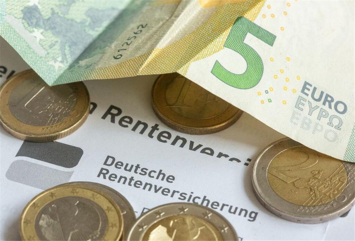 Mehr Geld für Rentner: Ab 2026 bringt die Aktivrente steuerfreie Zusatzverdienste Münzen und eine Banknote liegen auf einer Renteninformation der Deutschen Rentenversicherung.