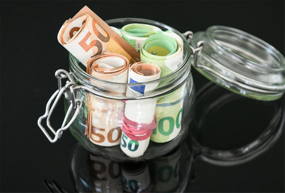 Mehr Geld für Millionen Bürger! Diese großen Änderungen bringt das Jahr 2026 Rollen aus Fünfzig-Euro-Geldscheinen und Hundert-Euro-Geldscheinen stecken in einem Glas mit Bügelverschluss. Ab 2026 ändert sich für Geringverdiener so einiges.
