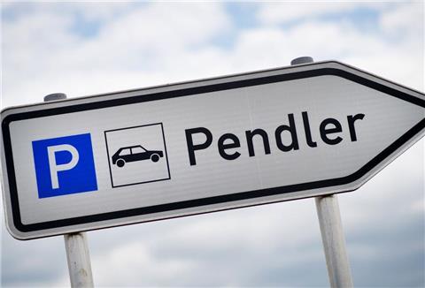 Ein Schild mit der Aufschrift «Pendler» steht an einer Autobahnanschlussstelle. 