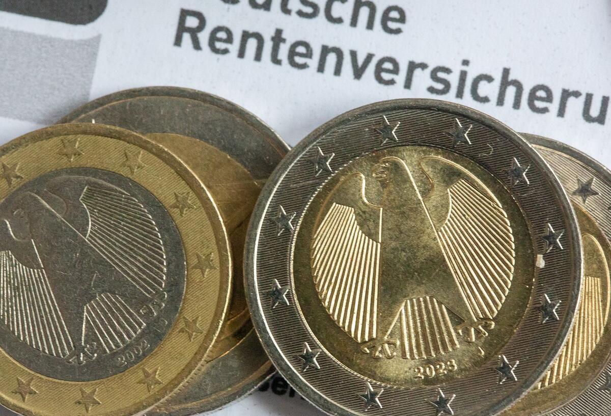 Euro-Münzen auf einem Dokument der deutschen Rentenversicherung.