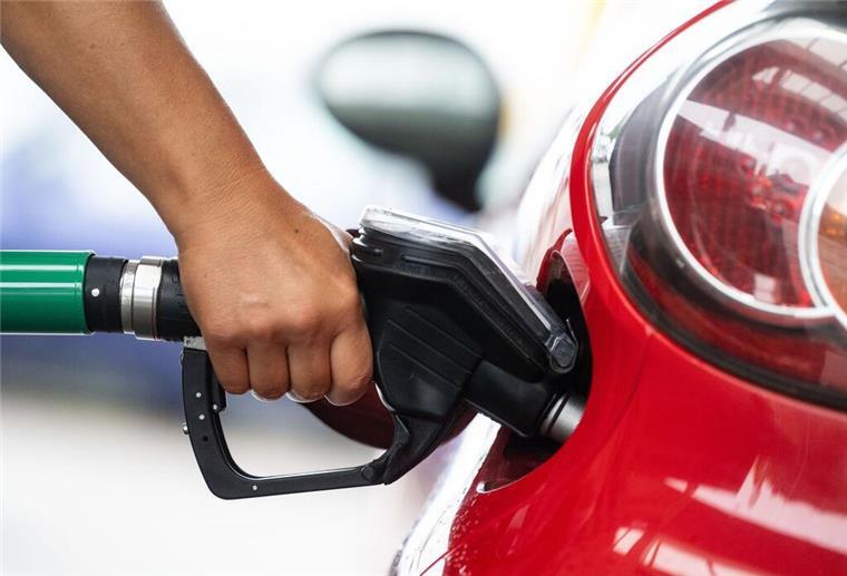 ADAC schlägt Alarm! So krass sollen die Spritpreise ab 2027 steigen Eine Frau tankt an einer Tankstelle.