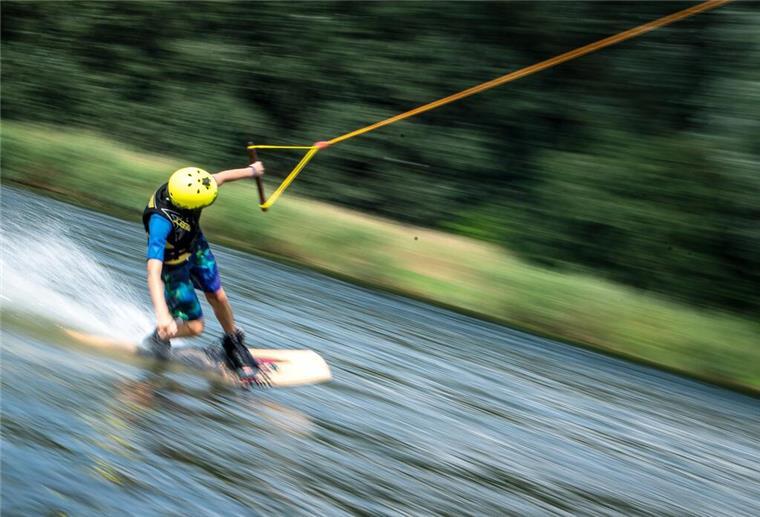 Ein wakeboardfahrer wird über die Ostsee gezogen