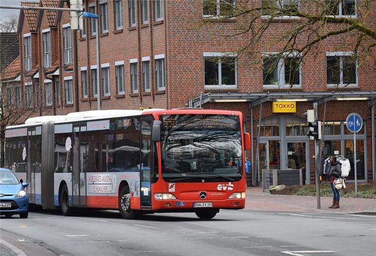Ein Bus biegt in Zeven Am Markt auf den Busbahnhof ein.