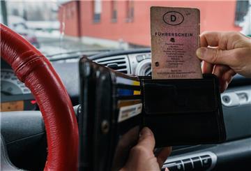 Ab dem 19. Juli ist unter anderem der rosafarbene Führerschein ungültig – zumindest für die Geburtsjahrgänge 1953 bis 1958. Die sollten sich nun sputen und den alten Schein gegen den neuen umtauschen.